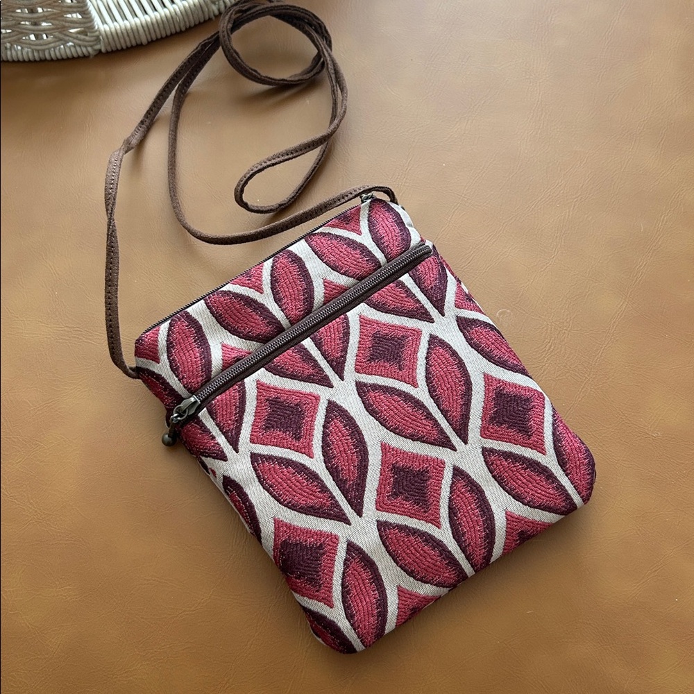NWT Maruca Design Cupcake Tapestry Crossbody Bag - Picture 3 of 6